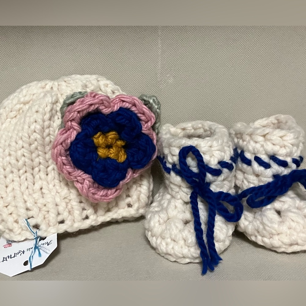 Newborn baby bootie and hat set. NEW!